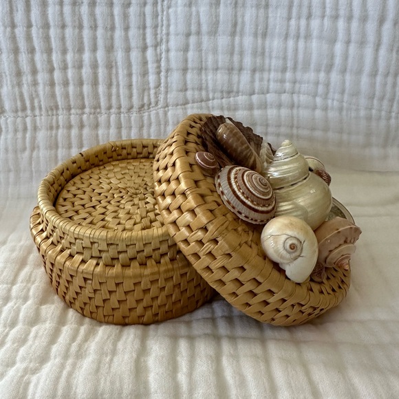 Vintage rattan/wicker seashell coaster set.  Excellent like new condition. - Picture 3 of 7